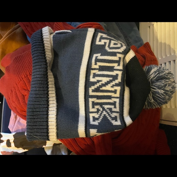 Pink toboggan.Never been worn.Perfect condition.Can send more pictures if needed - Picture 1 of 1